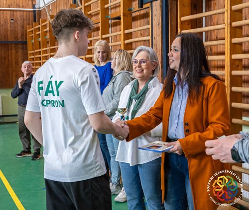  a Soproni Szakképzési Centrum iskoláinak röplabdatornájának női és férfi  fordulója.